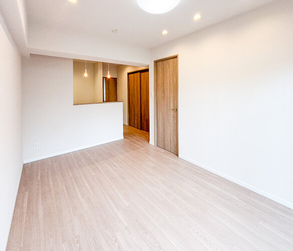 お部屋の形が綺麗なリビングの為、テーブルやソファなどの家具を一通り置くことができそうです♪ お部屋の形が綺麗なリビングの為、テーブルやソファなどの家具を一通り置くことができそうです♪