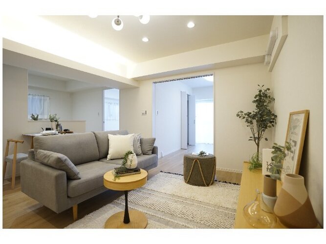 柔らかな色合いのフローリングと清潔感のあふれる白のクロスが明るい空間を創り出しているLDK。