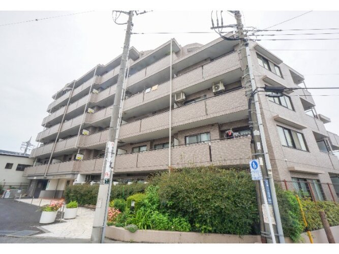 統一した色調でデザインされたマンションは周囲と調和した景観を生み出しています。 統一した色調でデザインされたマンションは周囲と調和した景観を生み出しています。