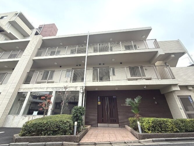 統一した色調でデザインされたマンションは周囲と調和した景観を生み出しています。