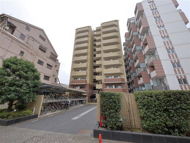 鮮やかな緑を効果的に纏った外観。爽やかな風がそよぐ心温まるお部屋へ優しく誘います。 鮮やかな緑を効果的に纏った外観。爽やかな風がそよぐ心温まるお部屋へ優しく誘います。