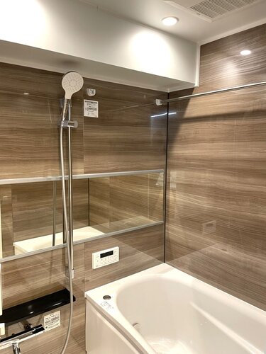 浴室　・1216サイズでゆったりとおくつろぎいただけるバスルームです。暖房・涼風・換気・乾燥機能付きで1年中快適なバスタイムをお楽しみいただけます。