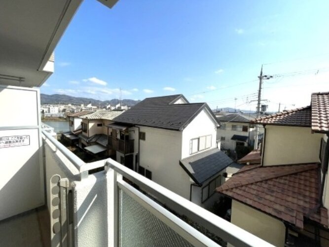 バルコニーからの眺望。近隣の建物との間隔もしっかり取られて風通し良好です。