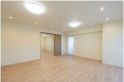 お部屋の形が綺麗なリビングの為、テーブルやソファなどの家具を一通り置くことができそうです♪ お部屋の形が綺麗なリビングの為、テーブルやソファなどの家具を一通り置くことができそうです♪