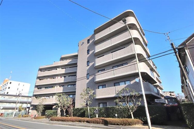 青空に映える佇まい。陽当たりの良さと開放感のある快適な住まいは日々の生活を快適に♪ 青空に映える佇まい。陽当たりの良さと開放感のある快適な住まいは日々の生活を快適に♪