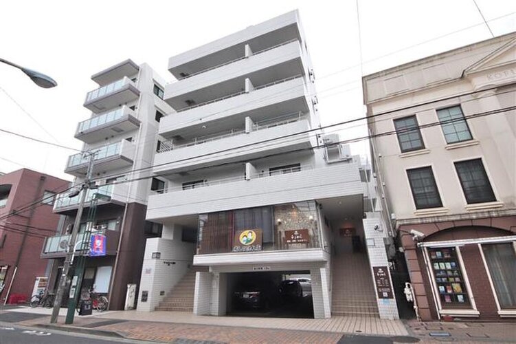 京王線「調布」駅まで徒歩4分の立地のマンションです。周辺にはドラッグストアや飲食店が並んでいます。