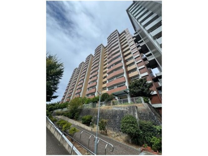 統一した色調でデザインされたマンションは周囲と調和した景観を生み出しています。 統一した色調でデザインされたマンションは周囲と調和した景観を生み出しています。