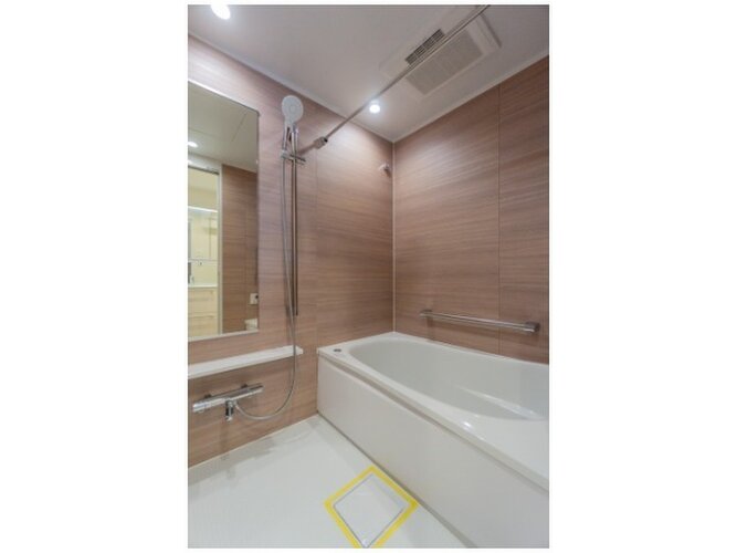 一日の疲れを癒す空間。落ち着いた色合いのユニットバス、脚を伸ばして心と体を癒し、落ち着かせられます。