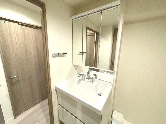 細かなものが多くて雑になりがちなサニタリー。そんな悩みを解決してくれる収納スペース付三面洗面化粧台。