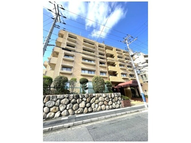 統一した色調でデザインされたマンションは周囲と調和した景観を生み出しています。