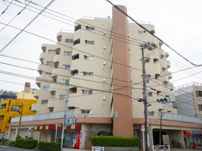 陽だまりの中でそよ風を感じる快適な空間。青空の下にその落ち着きのある外観を描き出します。 陽だまりの中でそよ風を感じる快適な空間。青空の下にその落ち着きのある外観を描き出します。