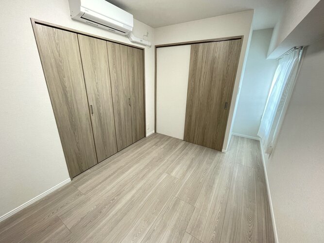 【サービスルーム】ゆとりある広さにクローゼットを備え、エアコンも設置済み。書斎や趣味部屋、在宅ワークスペースなど、多彩な使い方が可能です。ライフスタイルに合わせて自由に活用できます。 【サービスルーム】ゆとりある広さにクローゼットを備え、エアコンも設置済み。書斎や趣味部屋、在宅ワークスペースなど、多彩な使い方が可能です。ライフスタイルに合わせて自由に活用できます。