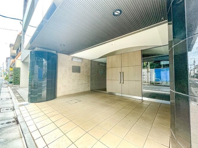 開放感溢れる空間。厳選された素材で構成された壁面。ホテルライクな共用部分は充実さも兼備しています。 開放感溢れる空間。厳選された素材で構成された壁面。ホテルライクな共用部分は充実さも兼備しています。