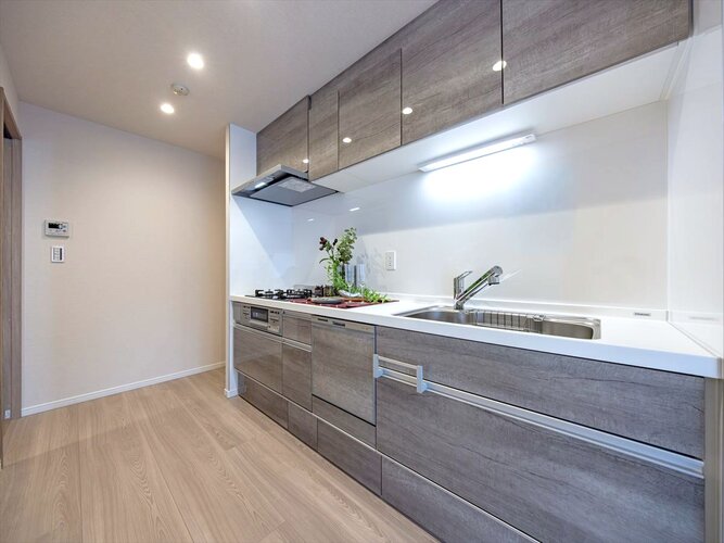 浄水器・食洗機を備えた機能的なキッチン。豊富な収納スペースにより調理道具や食器もすっきり整理でき、家事効率と快適さを両立した使いやすい設計です。 浄水器・食洗機を備えた機能的なキッチン。豊富な収納スペースにより調理道具や食器もすっきり整理でき、家事効率と快適さを両立した使いやすい設計です。