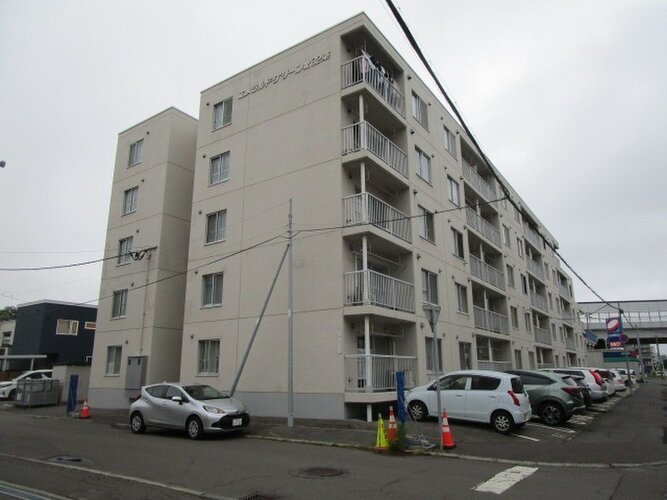 重厚なイメージを受けるマンション。住むほどにその印象が誇らしくなります。