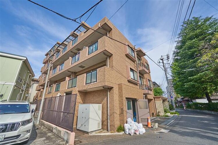 時の流れに色あせることのない瀟洒な外観。朝晩、1年365日、様々な表情を見せます。 時の流れに色あせることのない瀟洒な外観。朝晩、1年365日、様々な表情を見せます。