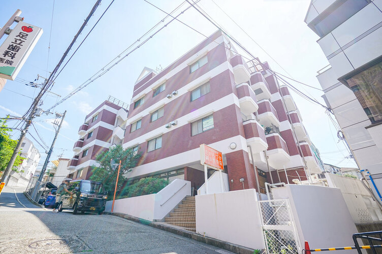 JR福知山線「宝塚」駅徒歩2分の立地です。阪急宝塚線へもアクセス可能で、お出かけ先により使い分けができるので便利です。平成2年建築、総戸数24戸、駅近の立地でありながら、落ち着いた住環境です。