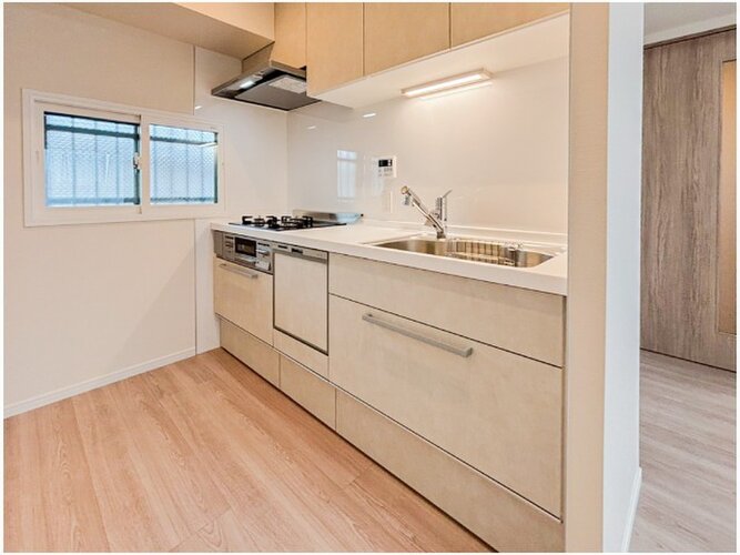 日々の家事の負担を軽減させる、食器洗浄機付きのキッチンです♪光熱費も安くなり、一石二鳥ですね。