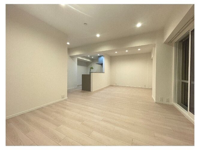 柔らかな色合いのフローリングと清潔感のあふれる白のクロスが明るい空間を創り出しているLDK。 柔らかな色合いのフローリングと清潔感のあふれる白のクロスが明るい空間を創り出しているLDK。