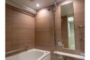 ナチュラルな壁面デザインのユニットバス。ゆったりと寛げて、心と体が芯まで温まります。 ナチュラルな壁面デザインのユニットバス。ゆったりと寛げて、心と体が芯まで温まります。