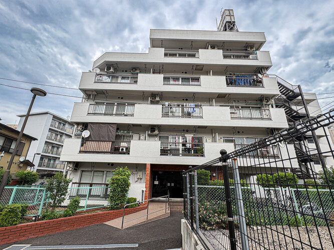 統一した色調でデザインされたマンションは周囲と調和した景観を生み出しています。