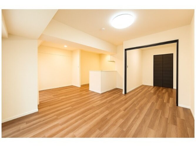 平成築、総戸数74戸のマンション。最寄り駅「大宮」駅まで徒歩3分ほど。 平成築、総戸数74戸のマンション。最寄り駅「大宮」駅まで徒歩3分ほど。