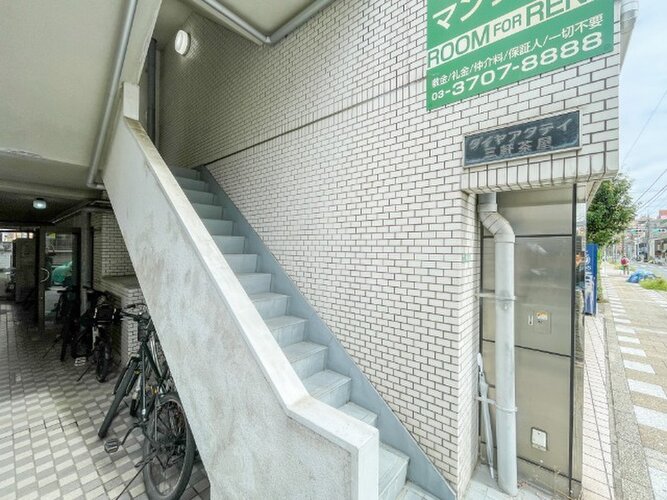 閑静な住宅街に佇むマンション。柔らかい色調とマットな素材が穏やかな雰囲気を奏でます。