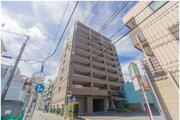 平成築、総戸数36戸のマンション。最寄り駅「横須賀中央」駅まで徒歩8分ほど。 平成築、総戸数36戸のマンション。最寄り駅「横須賀中央」駅まで徒歩8分ほど。