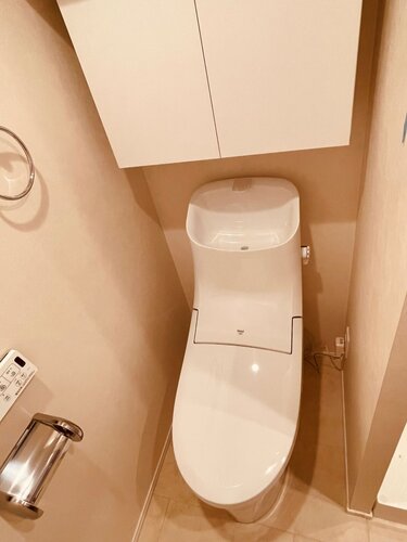 トイレ　・お掃除の手間を減らしてくれる機能が充実したトイレです。トイレットペーパーや掃除用品なども収納できる実用的な吊戸棚が便利です。