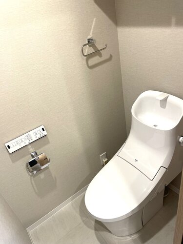 トイレ　・清潔感溢れるレストルームは、落ち着きのある安らぎの空間に。収納に便利な吊戸棚も備え付きで実用的です。
