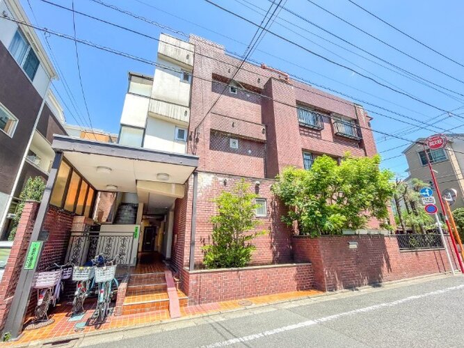 閑静な住宅街に佇むマンション。柔らかい色調とマットな素材が穏やかな雰囲気を奏でます。