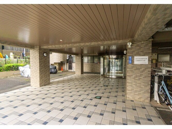 マンションエントランスの様子。オートロック付きです。