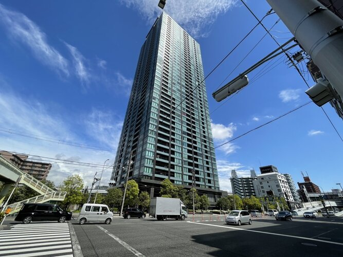 陽だまりの中でそよ風を感じる快適な空間。青空の下にその落ち着きのある外観を描き出します。 陽だまりの中でそよ風を感じる快適な空間。青空の下にその落ち着きのある外観を描き出します。