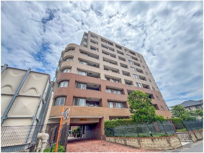 どこか余裕を感じさせるシャープなフォルムで佇む外観は、晴天の空と合わせる事で堂々たる趣を見せます。 どこか余裕を感じさせるシャープなフォルムで佇む外観は、晴天の空と合わせる事で堂々たる趣を見せます。