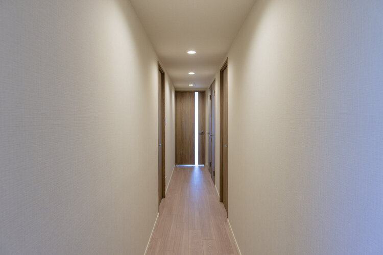 リビングへ続く廊下は統一された清潔感溢れる内装になっています。