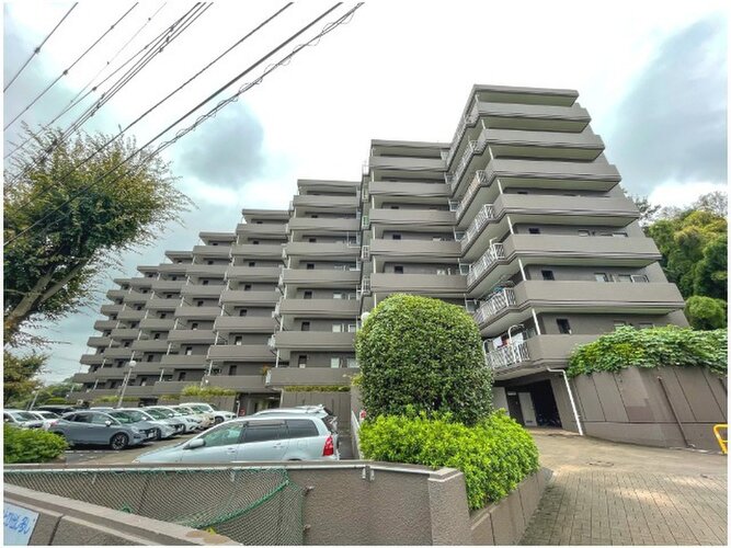 陽だまりの中でそよ風を感じる快適な空間。青空の下にその落ち着きのある外観を描き出します。 陽だまりの中でそよ風を感じる快適な空間。青空の下にその落ち着きのある外観を描き出します。