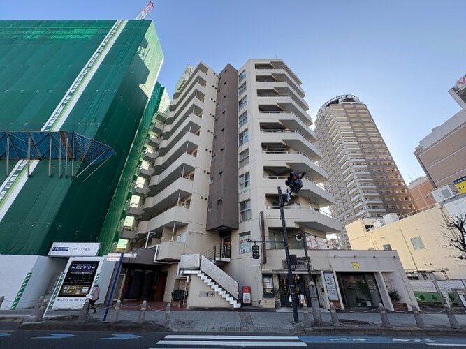 聖蹟桜ヶ丘駅まで徒歩2分。都市生活の利便性と充実感を得られる立地に佇んでいます。 聖蹟桜ヶ丘駅まで徒歩2分。都市生活の利便性と充実感を得られる立地に佇んでいます。