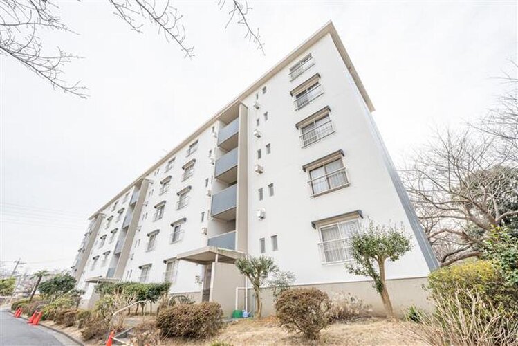 緑に彩られた街区に佇む建物は、ここに住まう方々へ健やかな太陽の恵みを届けられるよう設計されています。 緑に彩られた街区に佇む建物は、ここに住まう方々へ健やかな太陽の恵みを届けられるよう設計されています。