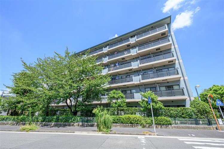 平成築、総戸数61戸のマンション。最寄り駅「浜川崎」駅まで徒歩10分ほど。