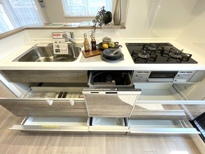 キッチン下にはたっぷりの収納スペースを確保。 食洗機付きで、家事の負担を軽減し、ゆとりのある時間を生み出します。 キッチン下にはたっぷりの収納スペースを確保。 食洗機付きで、家事の負担を軽減し、ゆとりのある時間を生み出します。