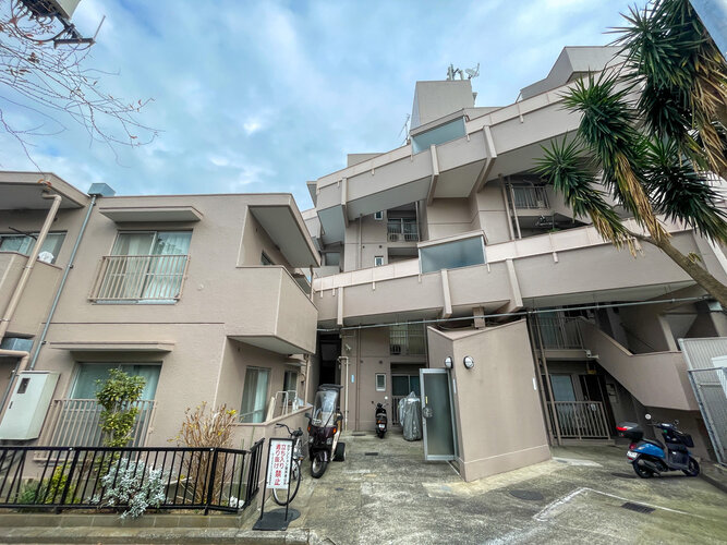 閑静な住宅街に佇むマンション。柔らかい色調とマットな素材が穏やかな雰囲気を奏でます。 閑静な住宅街に佇むマンション。柔らかい色調とマットな素材が穏やかな雰囲気を奏でます。