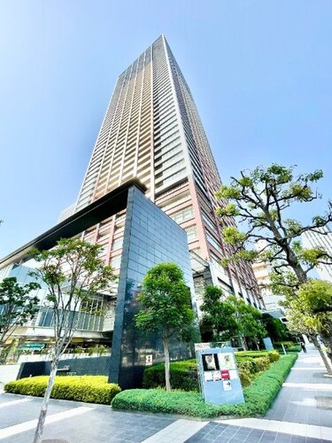 格調と静謐を強く息づかせたデザイン空間が、住む人や訪れる人を館内へとやさしくエスコートします。 格調と静謐を強く息づかせたデザイン空間が、住む人や訪れる人を館内へとやさしくエスコートします。