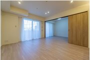 お部屋の形が綺麗なリビングの為、テーブルやソファなどの家具を一通り置くことができそうです♪