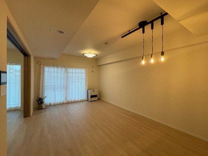 採光とライト使いで演出される落ち着きのある空間。ゆったりと伸びやかな時を過ごせそうです。 採光とライト使いで演出される落ち着きのある空間。ゆったりと伸びやかな時を過ごせそうです。