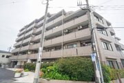 統一した色調でデザインされたマンションは周囲と調和した景観を生み出しています。 統一した色調でデザインされたマンションは周囲と調和した景観を生み出しています。