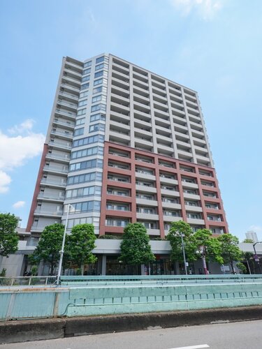 総戸数242戸の大規模タワーマンションです。コンシェルジュサービスや共用設備が充実し、物件1階にはピーコックストアがあるため日常のお買い物にも便利な住環境です。 総戸数242戸の大規模タワーマンションです。コンシェルジュサービスや共用設備が充実し、物件1階にはピーコックストアがあるため日常のお買い物にも便利な住環境です。