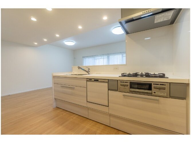 リビングダイニングとスムーズに繋がる対面式キッチン。料理や片付けが捗る明るい空間に仕上げました。 リビングダイニングとスムーズに繋がる対面式キッチン。料理や片付けが捗る明るい空間に仕上げました。