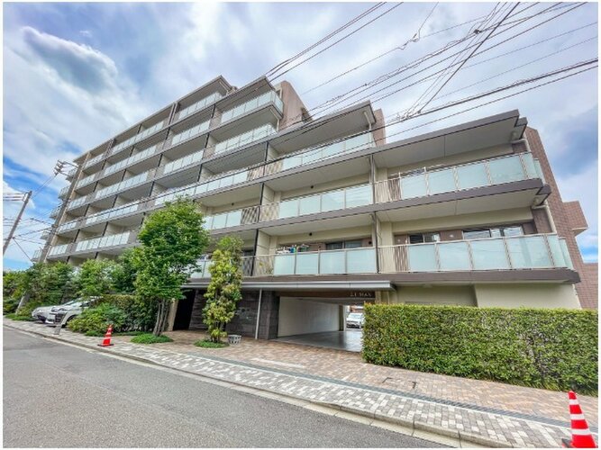 平成築、総戸数45戸(全体:75戸)のマンション。 平成築、総戸数45戸(全体:75戸)のマンション。