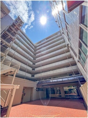 どこか余裕を感じさせるシャープなフォルムで佇む外観は、晴天の空と合わせる事で堂々たる趣を見せます。 どこか余裕を感じさせるシャープなフォルムで佇む外観は、晴天の空と合わせる事で堂々たる趣を見せます。