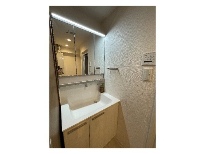 シンプルでアレンジしやすいデザインの洗面台。清潔感ある明るい空間です。 シンプルでアレンジしやすいデザインの洗面台。清潔感ある明るい空間です。